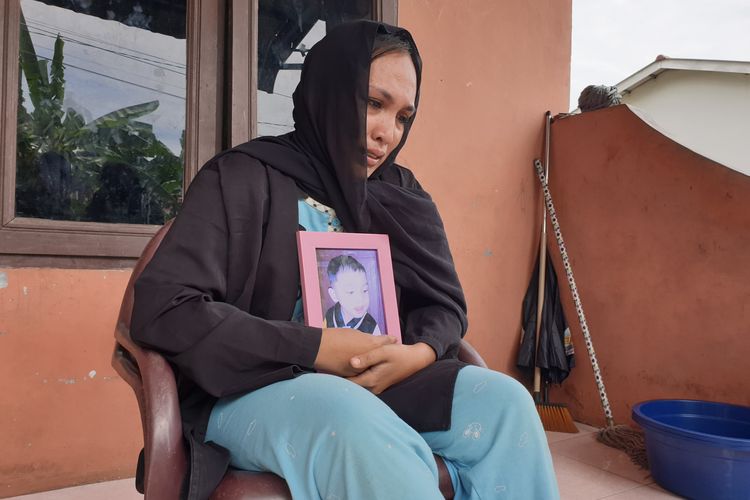 Rika Lidiyawati (28) berkali-kali mengusap air matanya saat menceritakan anaknya, Atarrazka Kenzi Hamizan, yang diduga menjadi korban malpraktik saat berobat di Rumah Sakit Umum (RSU) Mitra Sejati, Jalan Jendral Besar AH Nasution, Kota Medan, Minggu (30/6/2024)