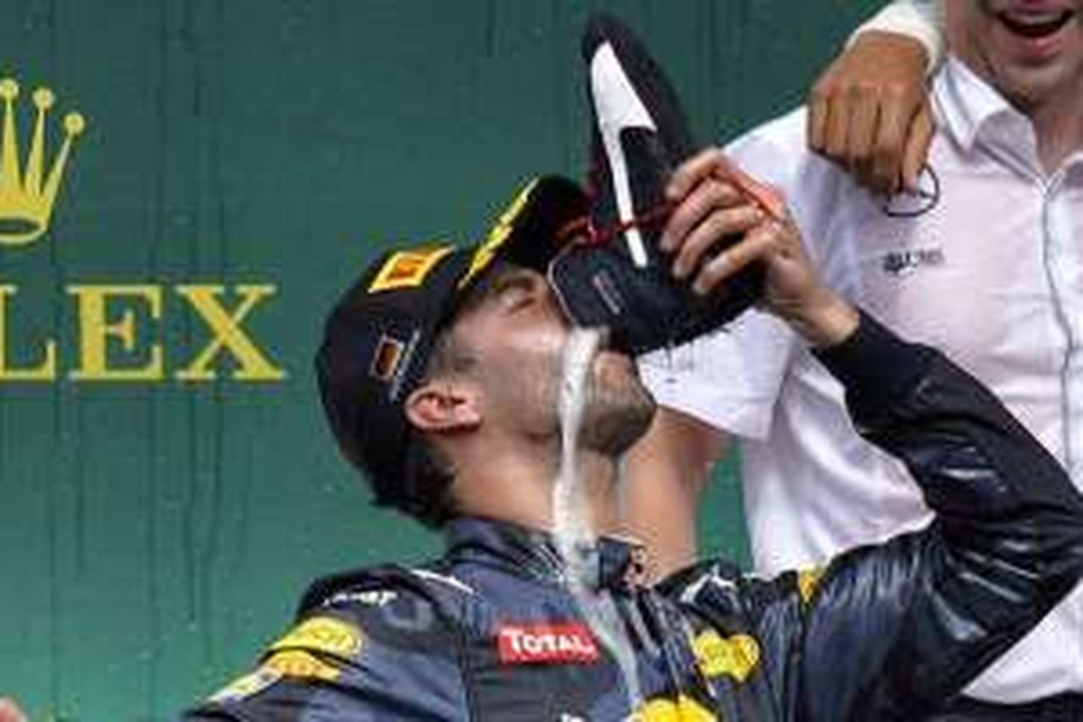 Daniel Ricciardo melakukan selebrasi shoey di podium GP Jerman