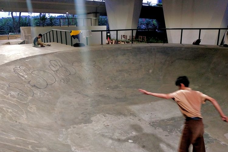 Pengunjung yang bermain skateboard di FO Skatepark Slipi pada Rabu (10/7/2019).