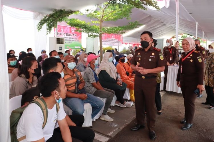Sejumlah warga berbincang dengan Kepala Kejati Banten Leonrd Eben Ezer Simanjuntak saat mengikuti vaksinasi dosis ke tiga.