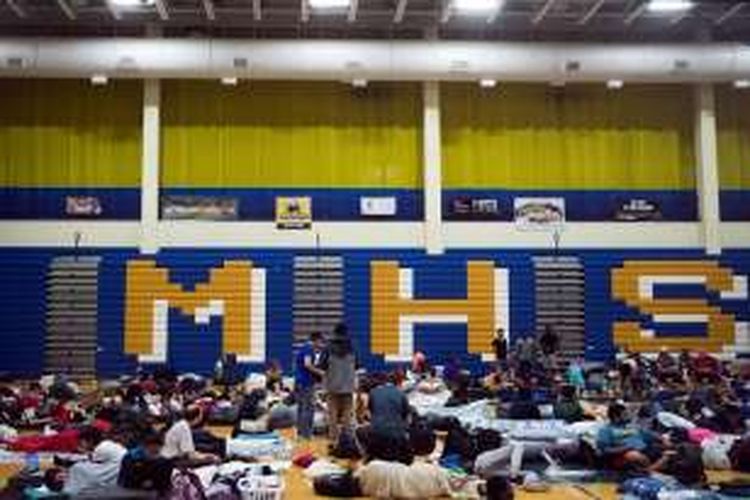 Ratusan warga mengungsi ke gedung olahraga milik SMA Mainland di Jacksonville, Florida untuk menghindari amukan badai Matius, Kamis (6/10/2016).
