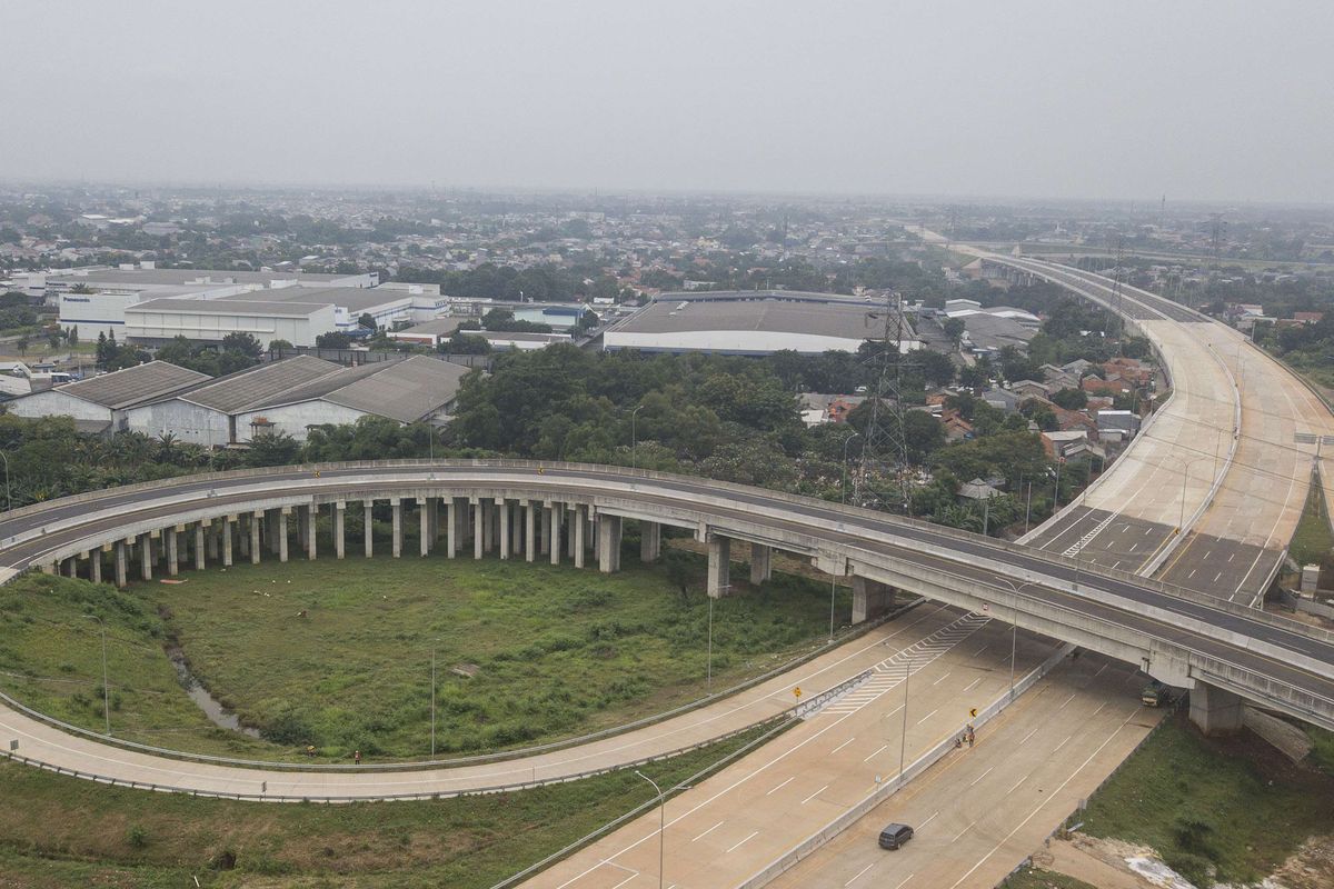 Foto udara pembangunan Tol Cibitung-Cilincing seksi 2 di Cibitung, Bekasi, Jawa Barat, Kamis (26/5/2022). Jembatan Tol CIbitung-Cilincing sepanjang 10,3 Kilometer  yang menghubungkan wilayah Telaga Asih-Muara Bakti dan seksi 3 sepanjang 14,35 yang menghubungkan wilayah Muara Bakti-Kanal Banjir Timur akan diresmikan pada Juni 2022 guna memperlancar angkutan logistik industri.