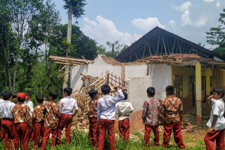 Sejumlah pelajar melihat-lihat bangunan ruang kelaa ambruk di SDN Sangkalih, Desa Caringin, Kecamatan Gegerbitung, Sukabumi, Jawa Barat, Rabu (4/12/2019).