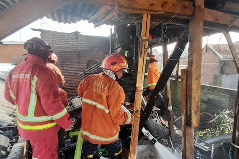 Kebakaran Rumah 2 Lantai di Malang, 1 Warga Terluka Saat Bantu Padamkan Api