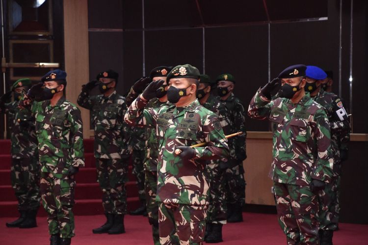Pangkostrad Letjen TNI Dudung Abdurachman naik pangkat.