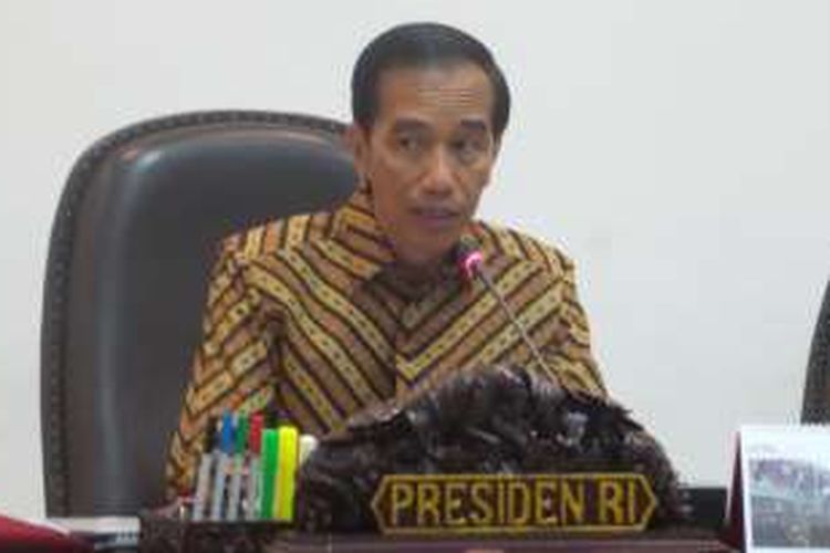 Presiden Joko Widodo saat memimpin Ratas soal persiapan Hari Raya Idul Fitri di Kantor Presiden pada Selasa (26/4/2016).