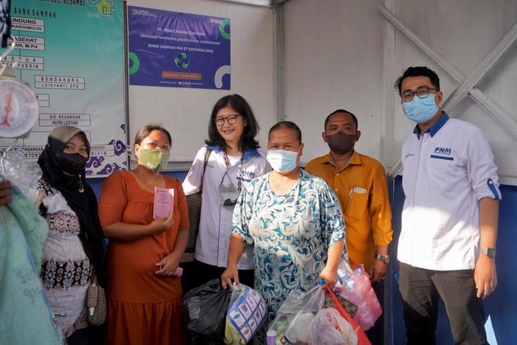 PNM melakukan monitoring bank sampah di Kampung Keluarga Berkualitas RW 07 Kayuwalang, Kota Cirebon, Jawa Barat, Senin (28/3/2022) 
