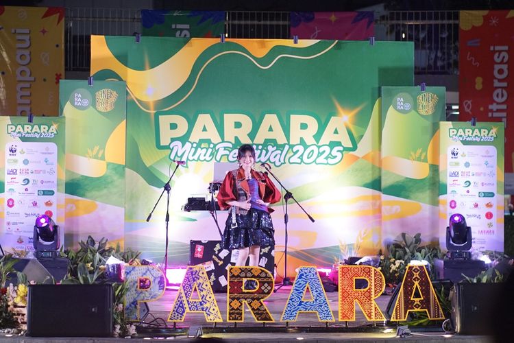 Fashion show menggunakan kain tenun biboki di acara Parara Mini Festival 2025 di Jakarta (12/9/2025).