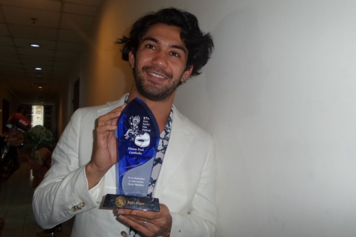 Reza Rahadian memegang trofi Best Actor Asia Pacific Film Festival 2017 di Sinematek Indonesia, Jakarta Selatan, Kamis (3/8/2017).