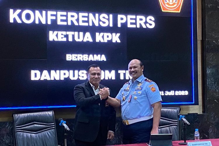Danpuspom TNI Marsdya R Agung Handoko (kanan) dan Ketua KPK Firli Bahuri (kiri) usai konferensi pers di Mabes TNI, Cilangkap, Jakarta Timur, Senin (31/7/2023) malam.