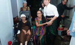 Rayakan Hari Jadi Trenggalek, Bupati Nur Arifin Kunjungi Lansia dan Beri Bantuan Bedah Kamar