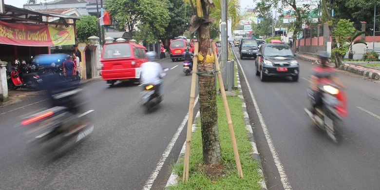 Sejumlah kendaraan melintas di ruas jalur arteri Cianjur, Jawa Barat belum lama ini. Pemudik via Cianjur diprediksi akan mulai memenuhi ruas jalan ini terhitung Jumat besok