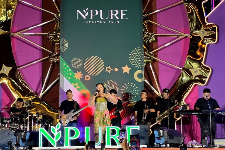 Penyanyi Yura Yunita tampil di Healthy Fest yang digelar NPure di Tribeca Park, mal Central Park, Jakarta, Sabtu (2/12/2023).