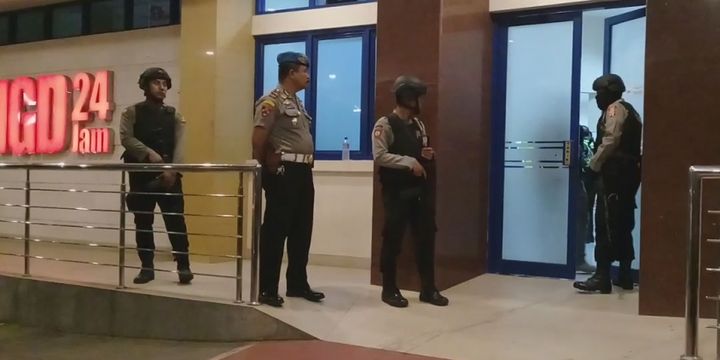 Sejumlah anggota Kepolisian Resor Cirebon melakukan penjagaan di depan ruang Unit Gawat Darurat RS Mitra Plumbon, Sabtu (28/8/2018) dini hari. Dua anggota PJR Polda Jabar ditembak Orang Tak Dikenal di kilometer 223-400 Tol Kanci Pejagan. 