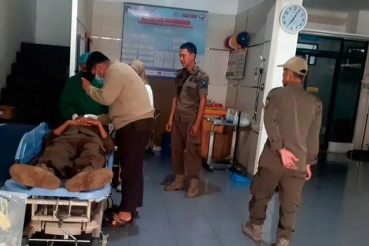 Petugas Satpol PP saat dirawat di Rumah Sakit Al-Huda Gambiran 