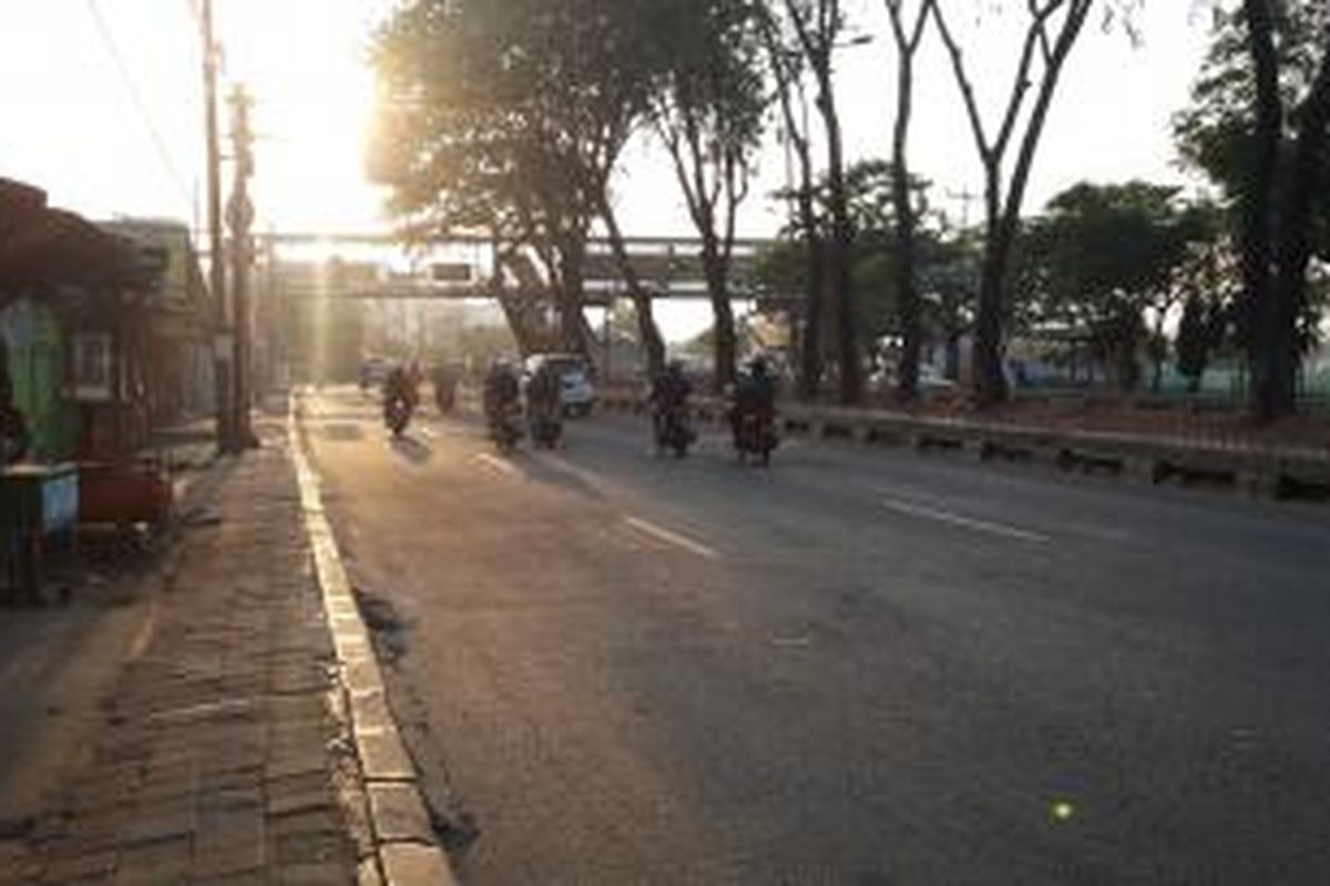 Jalan Daan Mogot disamping Halte Sumur Bor Transjakarta, Rabu (22/7/2015). Belum terlihat kepadatan di titik ini pada hari pertama masuk pasca cuti bersama Lebaran 1436 Hijriah.
