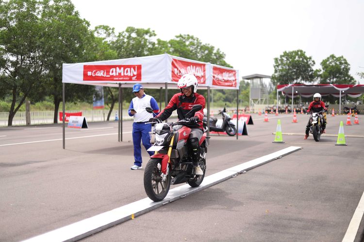 Mencoba trek kompetisi keselamatan berkendara AHM di Astra Honda Safety Riding Center, Delta mas, CIkarang