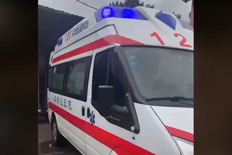 Tangkapan layar mobil ambulans dalam sebuah video TikTok yang diklaim memperlihatkan reaksi warga terdampak kebakaran Depo Pertamina Plumpang.