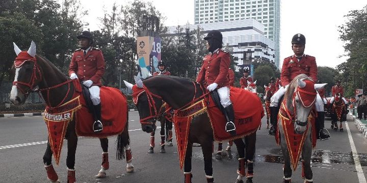 12 ekor kuda berjaga di area Pintu 1 Stadion Utama Gelora Bung Karno untuk kehadiran Presiden Republik Indonesia Joko Widodo dalam seremoni pembukaan Asiam Games 2018 pada Sabtu (18/8/2018) pukul 19.00
