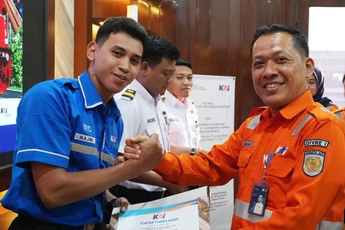 Vice President KAI Divre I Sumut, Sofan Hidayah (kanan) memberikan penghargaan kepada Muhammad Najmi Hasibuan, petugas kebersihan kereta api yang berjasa menggagalkan upaya pencurian kabel sinyal dan telekomunikasi di jalur rel antara Stasiun Medan dan Stasiun Pulubrayan. 