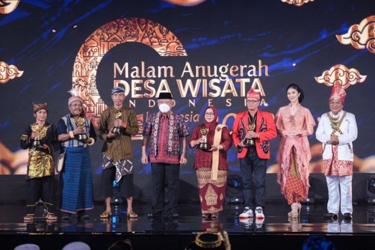 Menteri PUPR Basuki Hadimuljono menghadiri Malam Anugerah Desa Wisata Indonesia (ADWI) 2022 yang digelar oleh Kementerian Pariwisata dan Ekonomi Kreatif (Kemenparekraf), Minggu (30/10/2022). Pada kesempatan ini, Menteri Basuki turut serta menyerahkan piala penghargaan untuk para pemenang kategori Desa Wisata Berkembang.