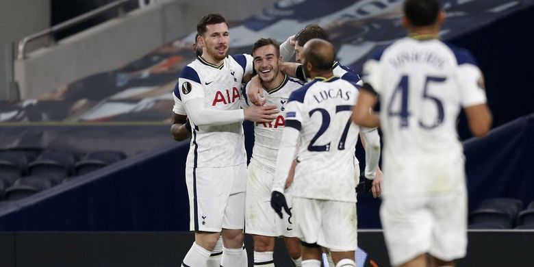 Gelandang Tottenham Hotspur, Harry Winks (tengah), merayakan gol bersama rekan setimnya pada pertandingan Tottenham vs Ludogorets pada matchday keempat Liga Europa 2020-2021 di Stadion Tottenham Hotspur, Jumat (27/11/2020) dini hari WIB. 