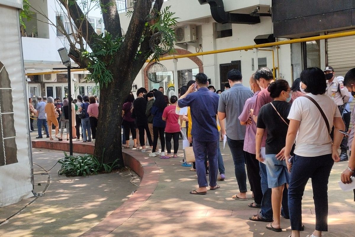 Pedagang pasar dan pegawai pusat perbelanjaan mengantre tanpa jaga jarak fisik untuk menjalani vaksinasi Covid-19 di Flavor Bliss, Serpong Utara, Tangerang Selatan,  Rabu (17/3/2021).