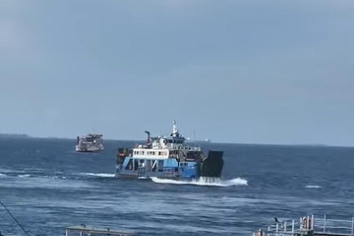 Kapal penumpang yang berlayar di Selat Bali menghadapi gelombang tinggi pada Selasa (6/5/2025)