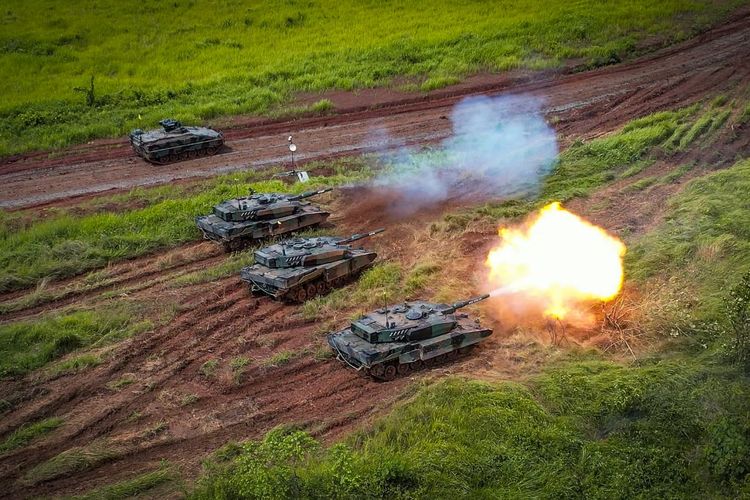 Tank Leopard hingga Scorpion menjalani latihan manuver menembak senjata kendaraan tempur terintegrasi di Pusat Latihan Tempur (Puslatpur) Kodiklatad Baturaja, Ogan Komering Ulu Timur, Sumatera Selatan, Senin (14/11/2022).