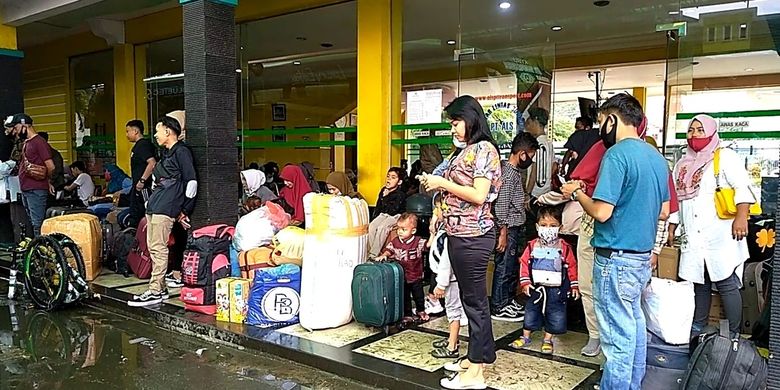 Suasana di pool bus ALS di Jalan Sisingamangaraja, Medan, Selasa (4/5/2021). Hari ini adalah keberangkatan terakhir 500 penumpang dari Medan menuju Sumbar, Madina dan Tapsel sebelum masuk hari larangan mudik lebaran 2021 pada 6 - 17 Mei 2021. Sebanyak 500 penumpang itu akan diangkut dengan 15 unit bus.