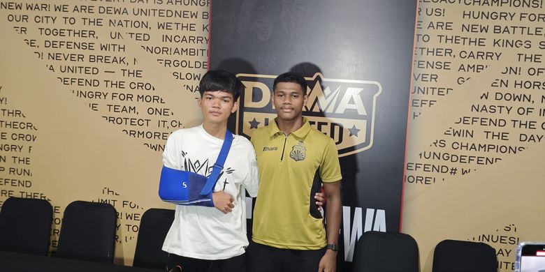 Pemain Dewa United U20, Rakha Nurkholis (kiri) bersama dengan pemain Bhayangkara FC U20, Fadly Alberto Hengga