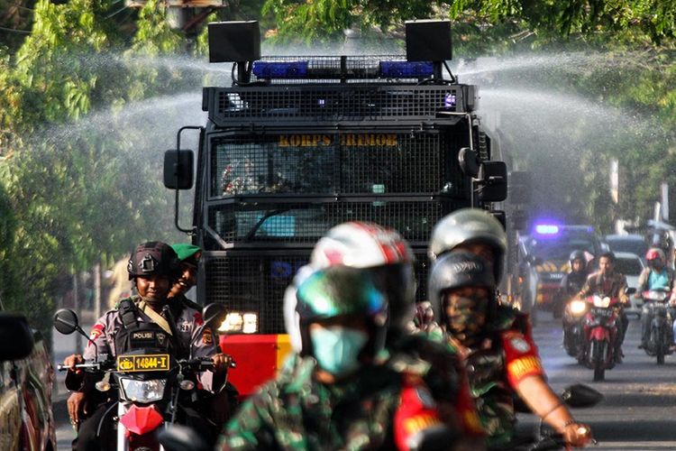 Foto dirilis Selasa (3/11/2020), memperlihatkan anggota TNI-Polri mengawal penyemprotan disinfektan di jalanan Kota Lhokseumawe, Aceh. TNI-Polri bersinergi dalam berbagai kegiatan pencegahan, sosialisasi dan pengawasan, guna membangun kepatuhan masyarakat terhadap aturan protokol kesehatan.