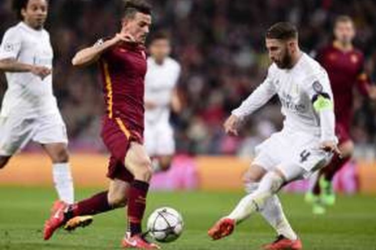 Kapten AS Roma, Alessandro Florenzi, berusaha melawati bek Real Madrid, Sergio Ramos, saat kedua tim bertemu pada leg kedua babak 8 besar Liga Champions, Selasa (8/3/2016). 