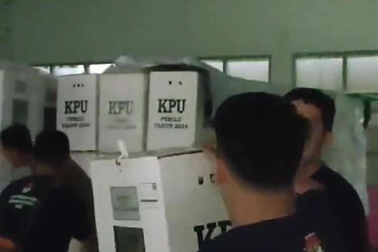 Sejumlah petugas penyelenggara pemilu tingkat Kecamatan saat mengevakuasi logistik pemilu di Gedung SMA Bina Muda, Desa Panenjoan, Kecamatan Cicalengka, Kabupaten Bandung, Jawa Barat yang terdampak angin puting beliung pada Rabu (21/2/2024) sore tadi