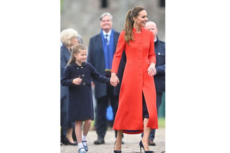 Kate Middleton tengah menggandeng Putri Charlotte di sela-sela kunjungannya atas nama Ratu Elizabeth II ke Wales untuk menandai Platinum Jubilee.