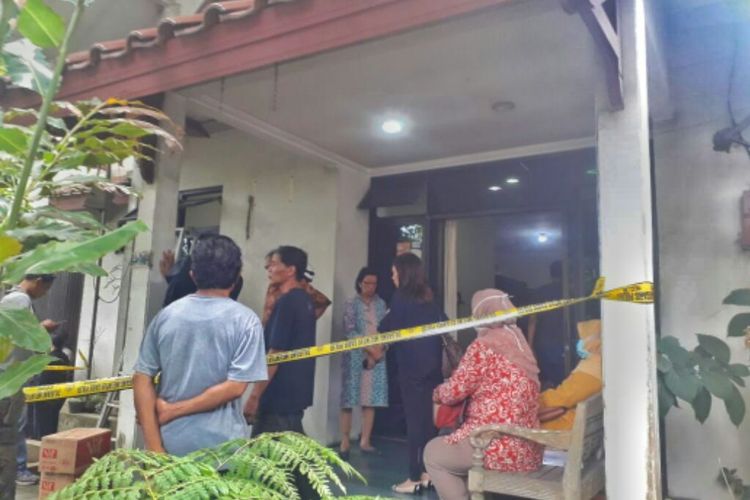 Garis polisi terpasang di rumah cucu Bapak Pendidikan Indonesia, Ki Hajar Dewantara, almarhum  Ir Lalita Sari (67) di Jalan Kakap Raya No 30, Desa Minomartani, Kecamatan Ngaglik, Kabupaten Sleman.