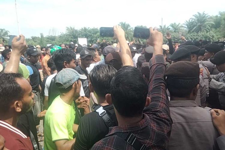 Ratusan masyarakat yang mengatasnamakan desa lingkungan di Kecamatan Muara Satu, Kota Lhokseumawe, Provinsi Aceh, berdemonstrasi di depan pintu gerbang PT Pertamina Arun Gas (PT PAG) Lhokseumawe, Kamis (10/8/2023).