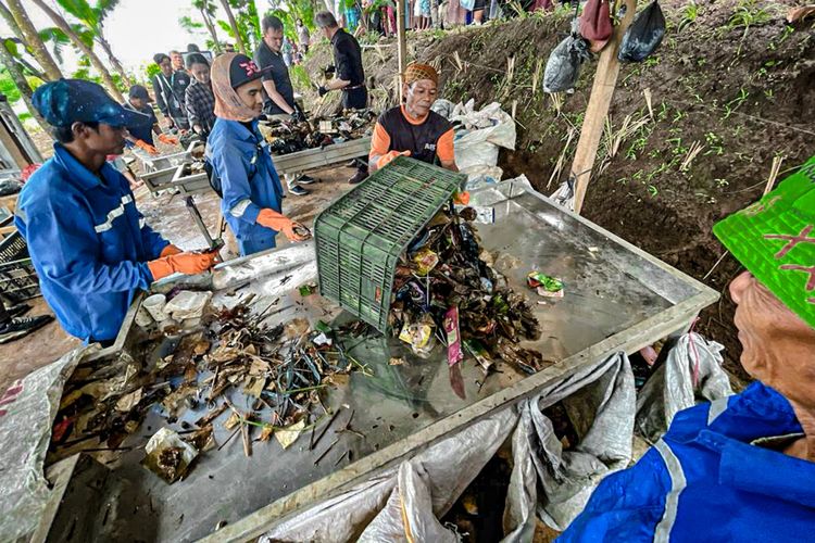 Aktivitas pengangkatan sampah plastik dari sungai Citarum menggunakan teknologi trash boom dan konveyor apung di Bandung Barat.