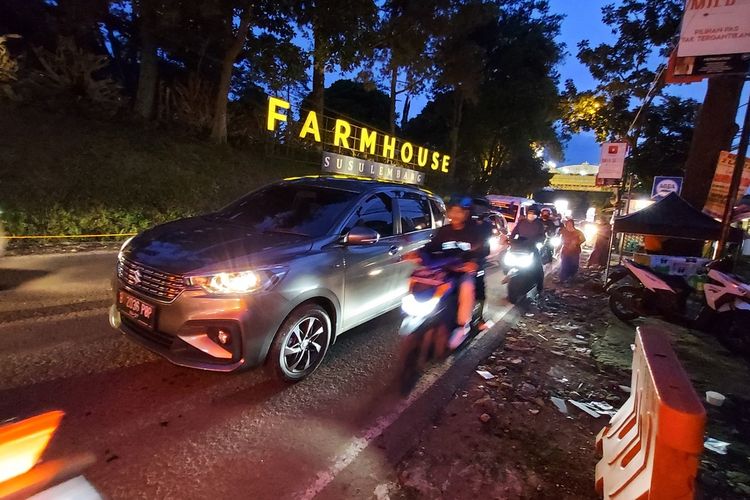 Arus kendaraan padati kawqsan wisata Lembang, Bandung Barat, Selasa (3/5/2022).