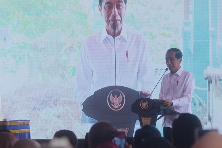 Presiden Jokowi Widodo saat melakukan ground breaking pembangunan kampus 2 Universitas Muhammadiyah Purwokerto (UMP), Kabupaten Banyumas, Jawa Tengah, Rabu (3/1/2024).