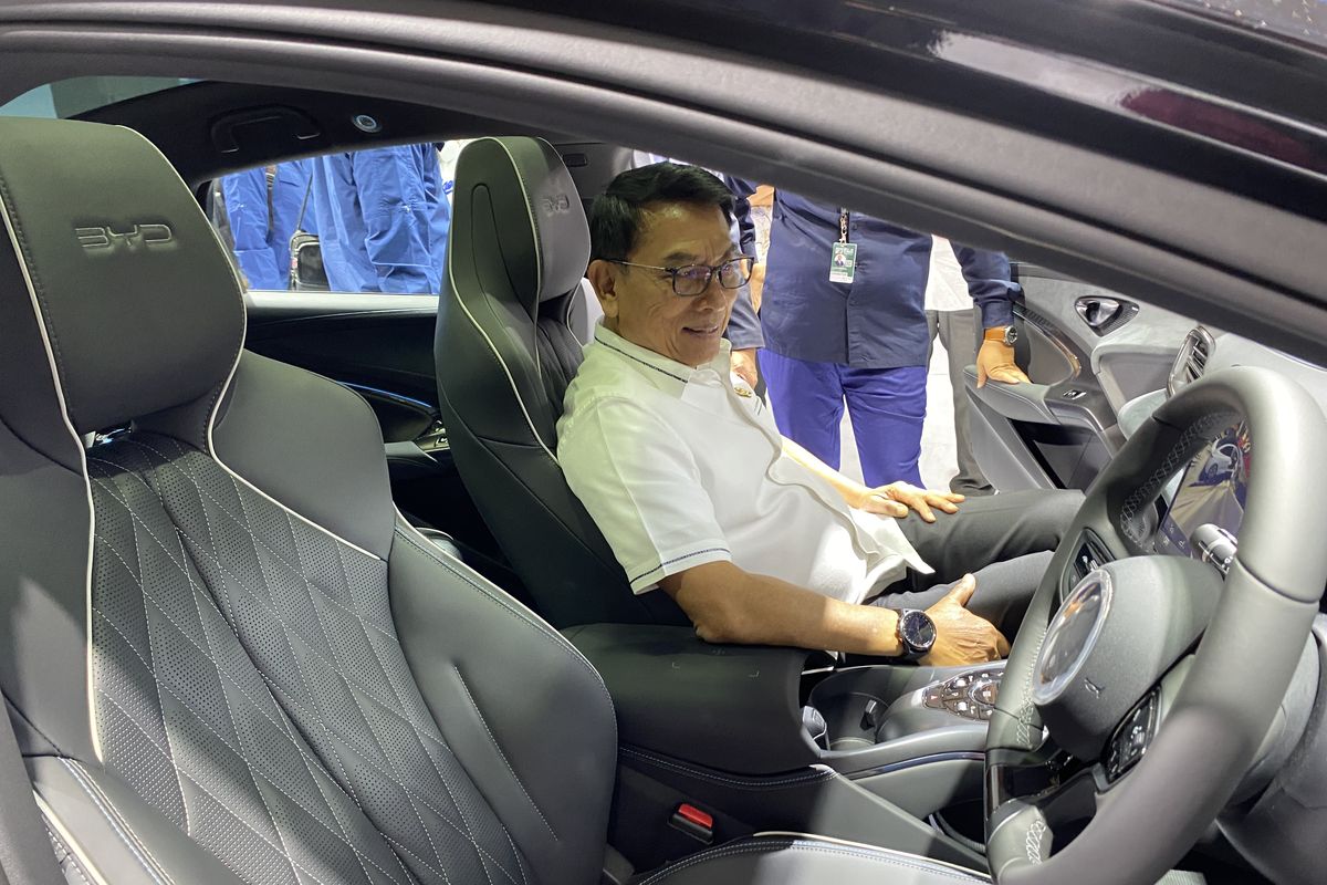 Datang ke IIMS 2024, Kepala Staf Kepresidenan Moeldoko kepincut dengan Mobil Listrik BYD Seal