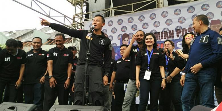 Gaya Agus Pimpin Relawannya Nyanyikan Yel Yel Gaya Agus Pimpin Relawannya Nyanyikan Yel Yel