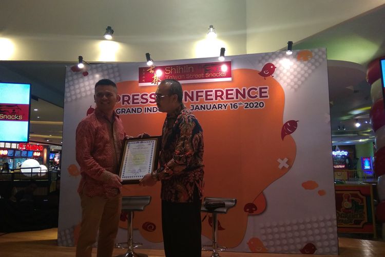 Direktur LPPOM MUI Lukmanul Hakim memberikan secara simbolis sertifikasi  kepada Direktur Utama Shihilin Indonesia, Janes Sudarto  di Jakarta, Kamis (16/1/2020).