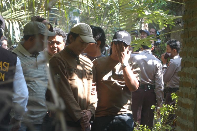 Temuan Mengejutkan-
Tersangka pelaku pembunuhan yang kemudian memutilasi korbannya, Very Idam Henyansah alias Ryan (jaket coklat) tengah menujukkan lokasi persis ia mengubur mayat korban-korbannya, Senin (21/7). Sejauh ini baru ditemukan empat mayat di pekarangan belakang rumah orangtua Ryan di Dusun Maijo, Desa Jatiwates, Kecamatan Tembelang, Kabupaten Jombang, Jatim.

Kompas/Ingki Rinaldi (INK)
21-07-2008