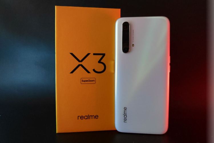 Realme X3 SuperZoom bersama kotak penjualan.