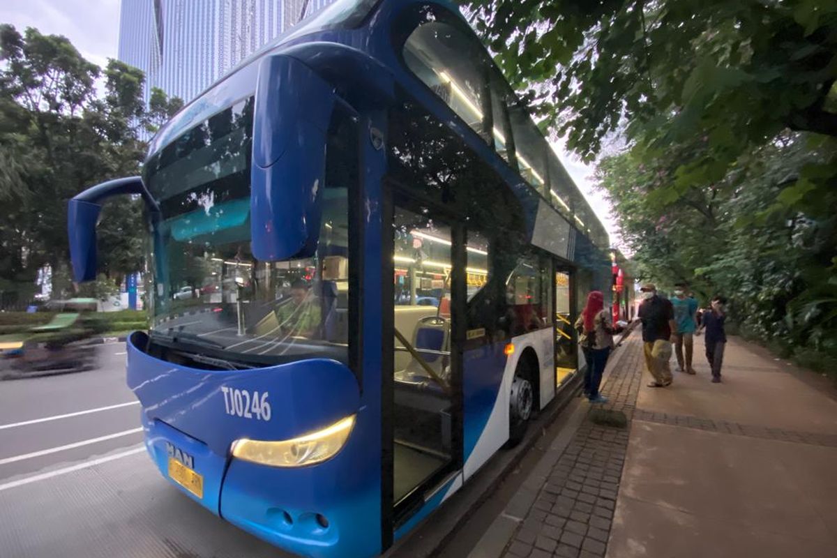 Tampak luar bus wisata Jakarta rute BW4 Pencakar Langit, Minggu (22/5/2022) sore. 