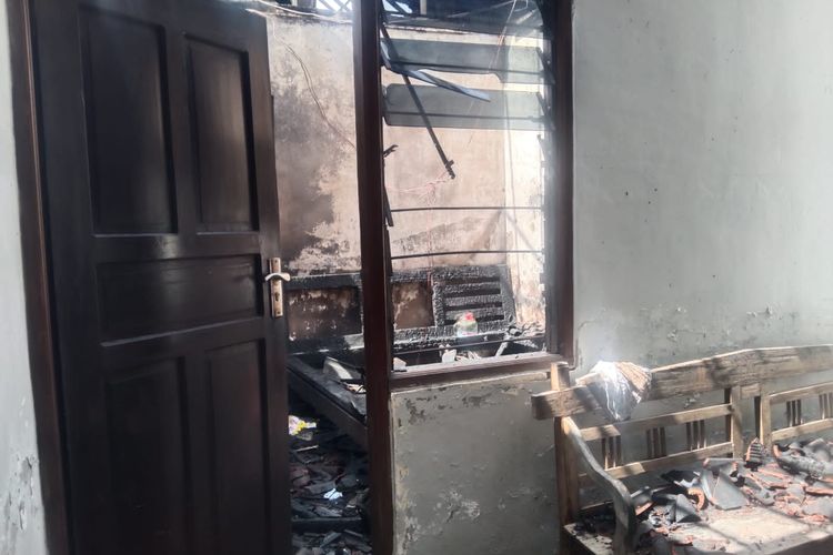 Rumah kos yang memiliki empat kamar di Jalan Tangkuban Perahu No. 129, Denpasar Barat, Bali, terbakar pada Kamis (14/7/2022)./Dok.Humas Polresta Denpasar. 