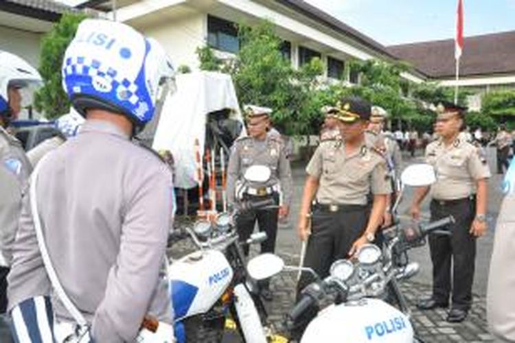  Kapolres Semarang AKBP Muslimin Ahmad dalam Apel Kesiapan Operasi Zebra 2014 mengecek kesiapan kendaraan operasional petugas Satlantas Polres Semarang untuk pelaksanaan operasi