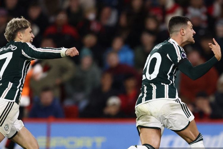 Selebrasi Diogo Dalot usai mencetak gol dalam laga pekan kesembilan Liga Inggris antara Sheffield United vs Man United di Stadion Bramall Lane, 21 Oktober 2023. (Photo by Darren Staples / AFP)