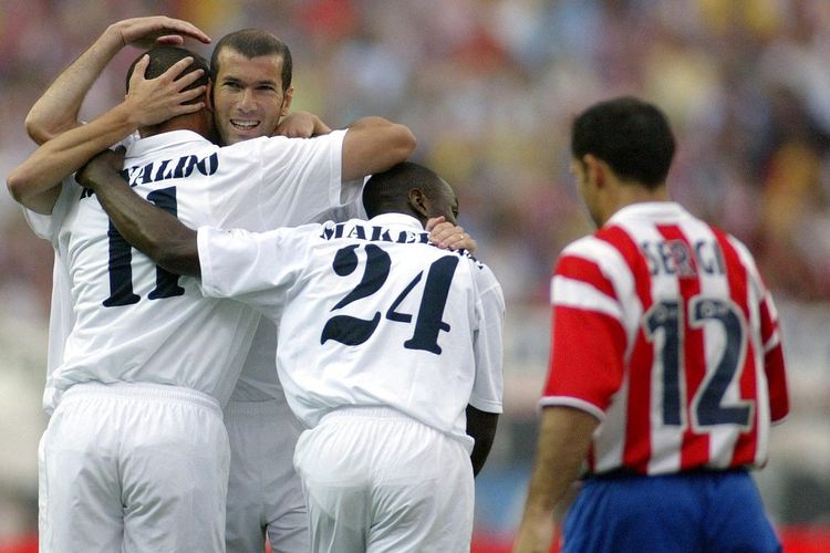 Pemain Real Madrid Zinedine Zidane (tengah) Ronaldo Brasil (11) dan Claude Makelele dari Perancis (24) melakukan selebrasi setelah mencetak gol pertama mereka selama pertandingan Liga Spanyol melawan Atletico de Madrid di stadion Vicente Calderon di Madrid 15 Juni 2003.